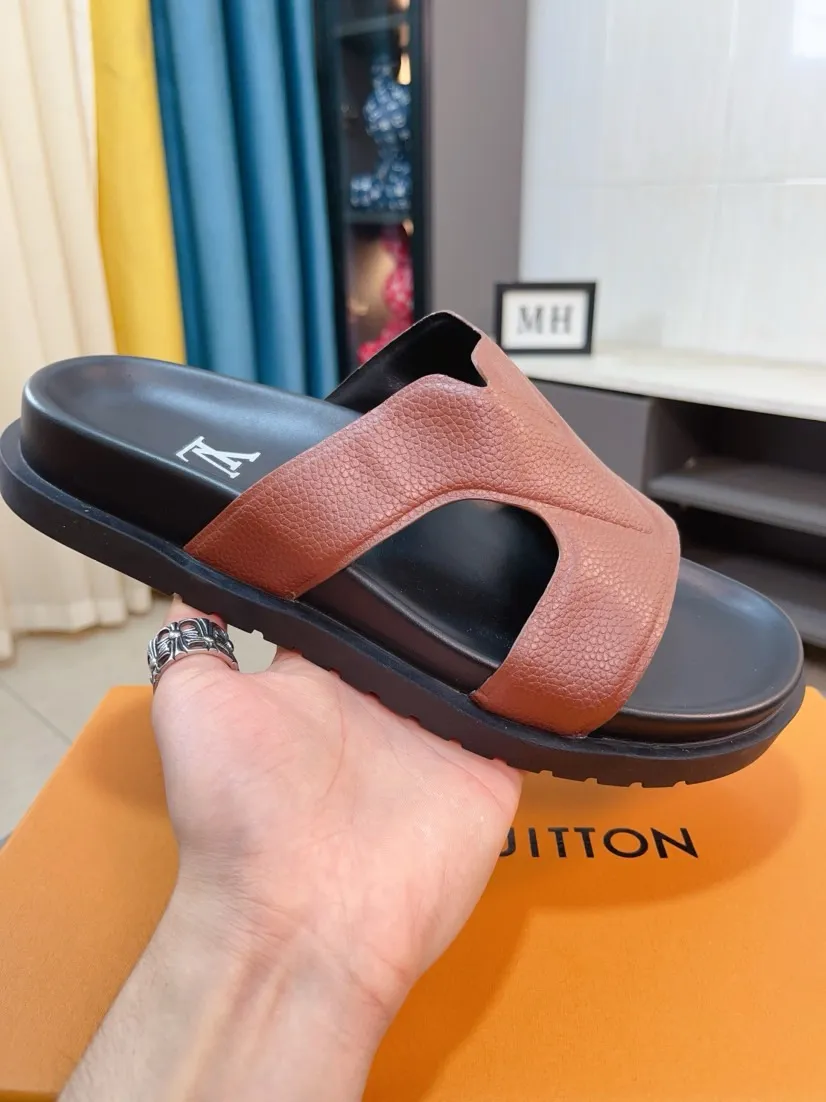 Men's shoes💰300🌹🌹【LV】Multi-color new men's slippers, original top-quality version, original special cowhide with pebbled embossing➕sheepskin on the inner and side, non-slip combination sole, more stable walking, more comfortable and lightweight, high-end and generous, size: 38~44